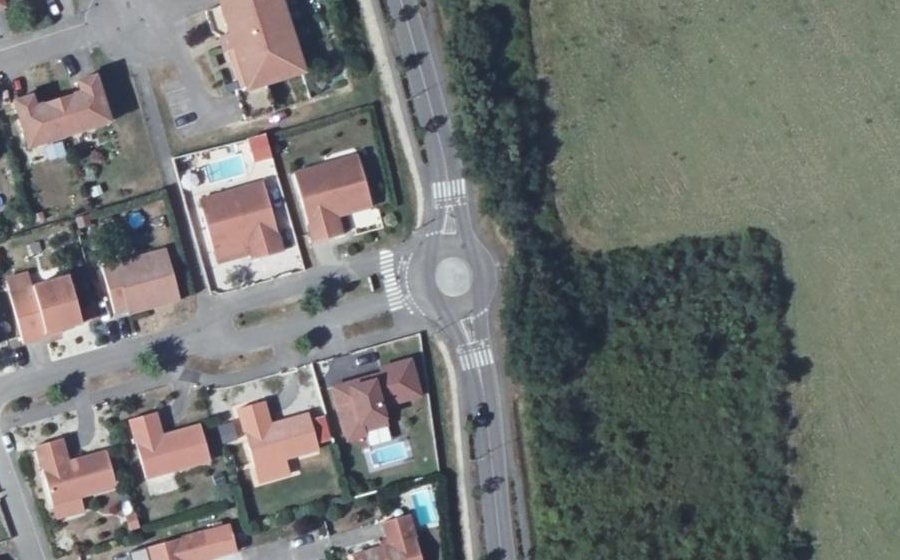 Vue aérienne du Rond-point anonyme n°153231883
