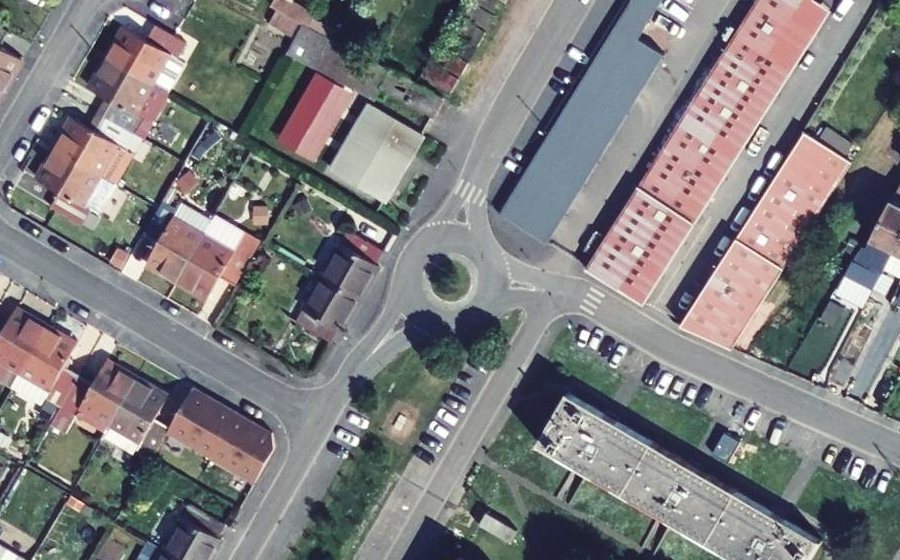 Vue aérienne du Rond-point anonyme n°153258749