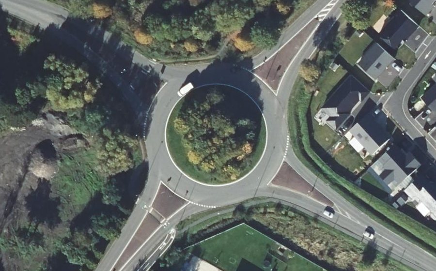 Vue aérienne du Rond-point anonyme n°153259760