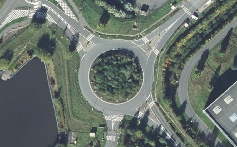 Vue aérienne du Rond-point anonyme n°153259865