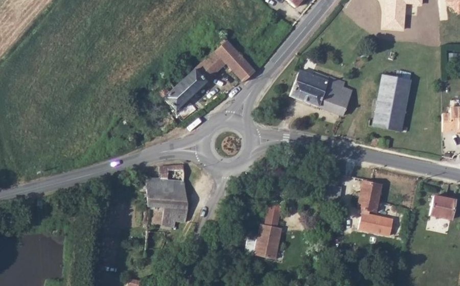 Vue aérienne du Rond-point anonyme n°153264984