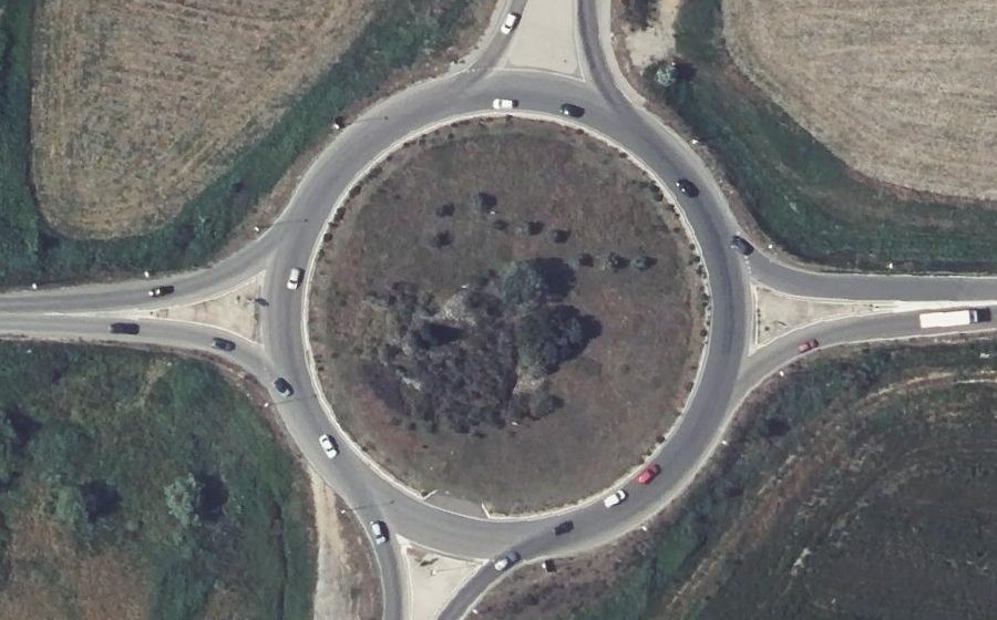 Vue aérienne du Rond-point anonyme n°153285972