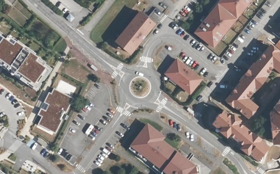 Vue aérienne du Rond-point anonyme n°153319632