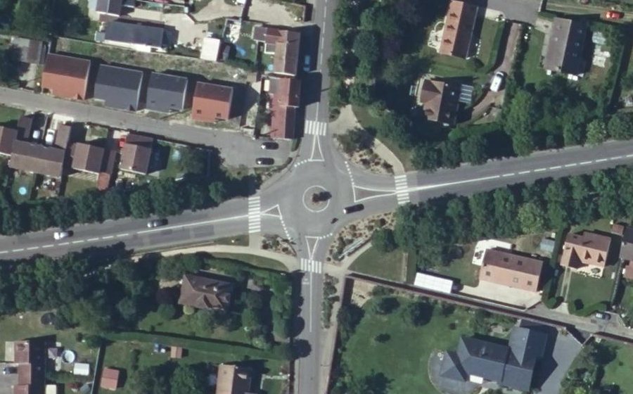 Vue aérienne du Rond-point anonyme n°1534657036