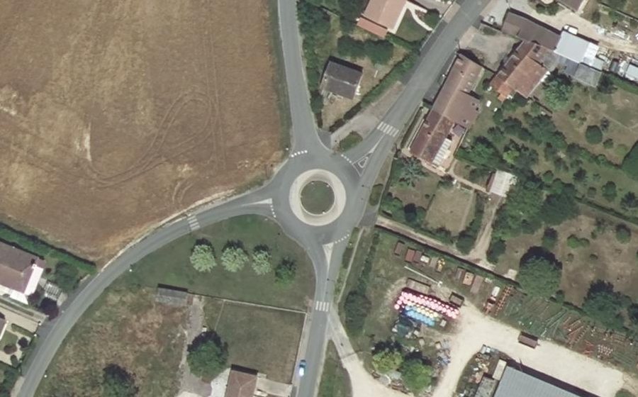 Vue aérienne du Rond-point anonyme n°153468824