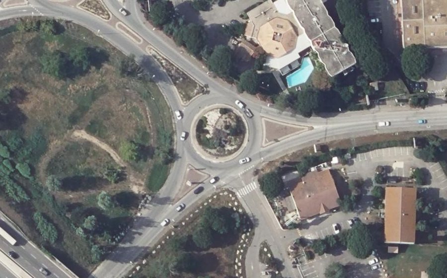 Vue aérienne du Rond-point anonyme n°153506294