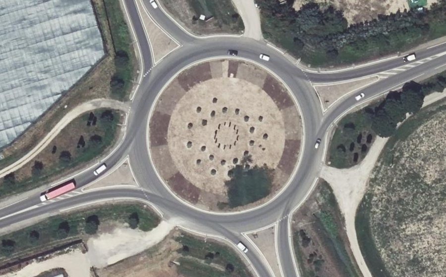 Vue aérienne du Rond-point anonyme n°153578902