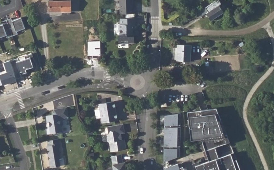 Vue aérienne du Rond-point anonyme n°153584892