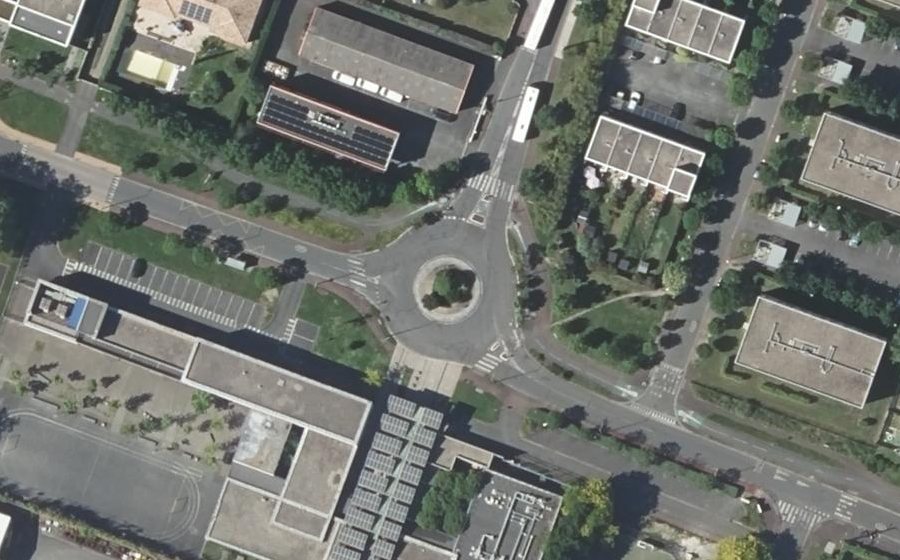 Vue aérienne du Rond-point anonyme n°153587698