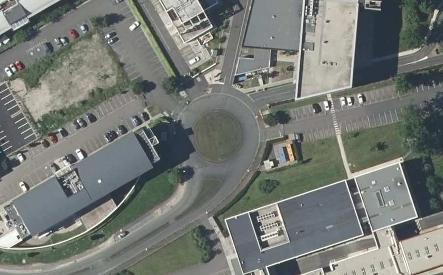 Vue aérienne du Rond-point anonyme n°153594333