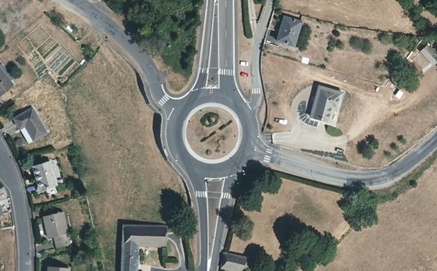 Vue aérienne du Rond-point anonyme n°153599288