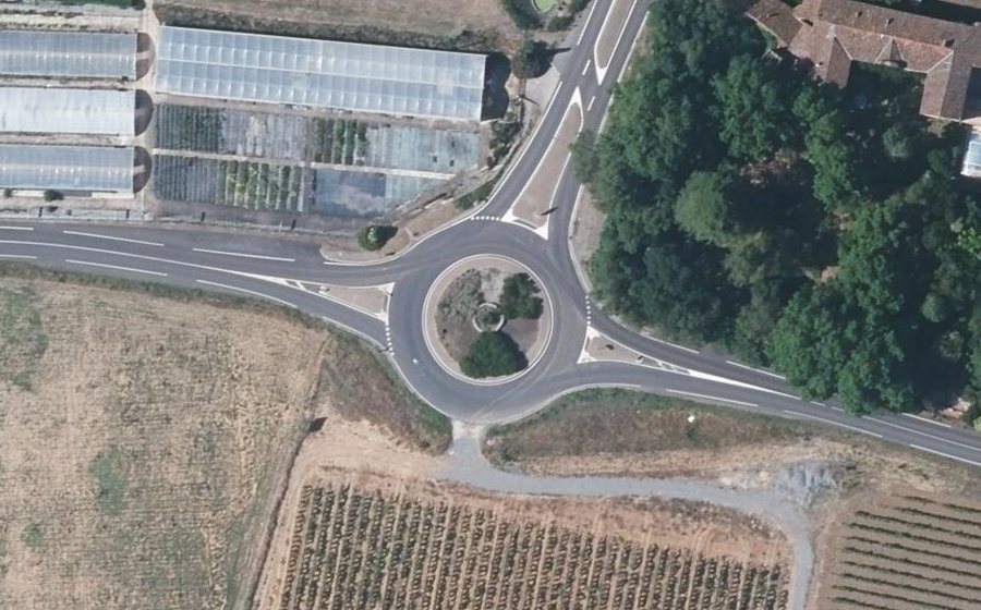 Vue aérienne du Rond-point anonyme n°153683627