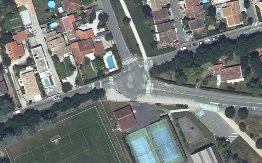 Vue aérienne du Rond-point anonyme n°153717554