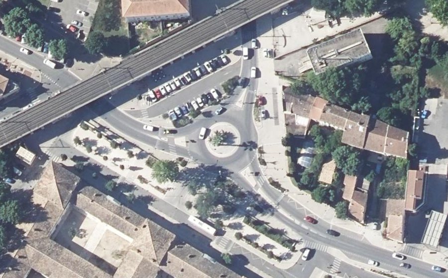 Vue aérienne du Rond-point anonyme n°153729854