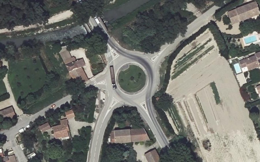 Vue aérienne du Rond-point anonyme n°153729858