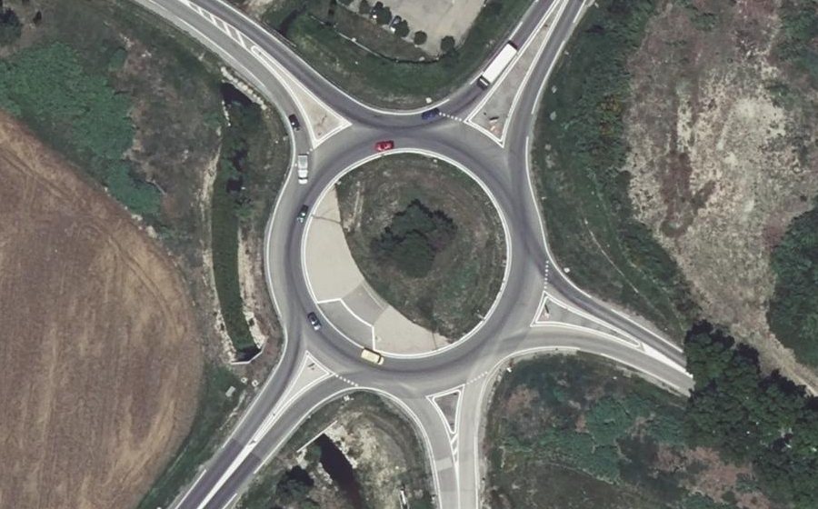Vue aérienne du Rond-point anonyme n°153729865