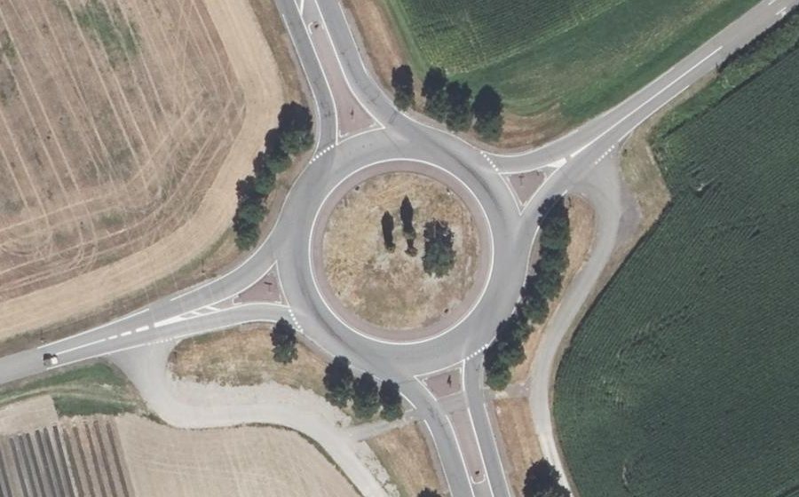 Vue aérienne du Rond-point anonyme n°153761619
