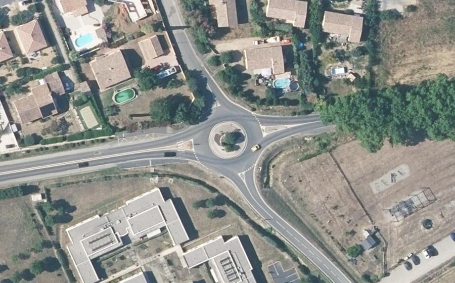 Vue aérienne du Rond-point anonyme n°153793276