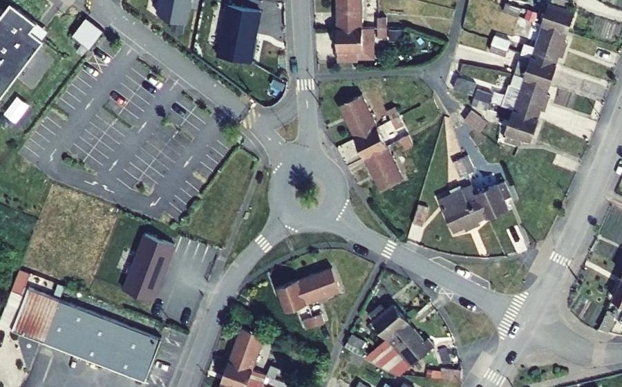 Vue aérienne du Rond-point anonyme n°153813520