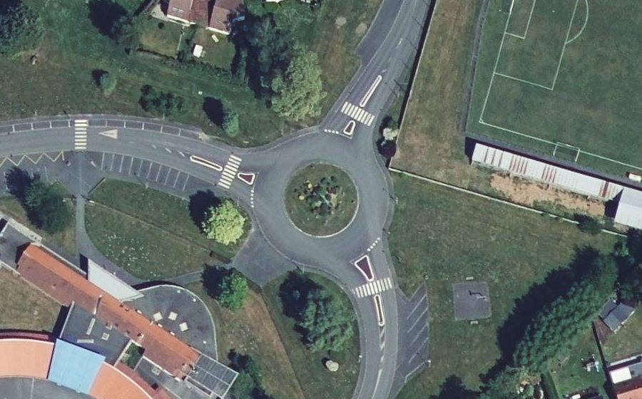 Vue aérienne du Rond-point anonyme n°153813523