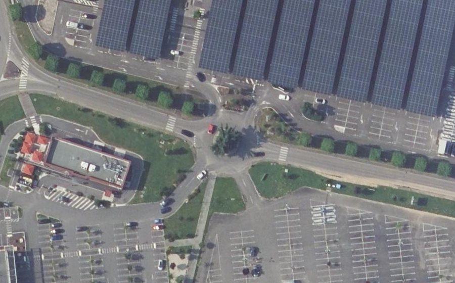 Vue aérienne du Rond-point anonyme n°153876944