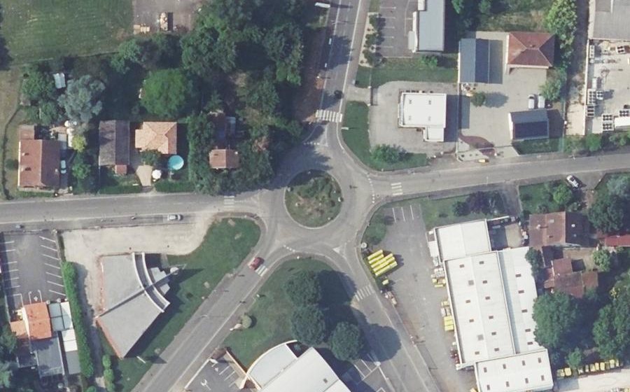 Vue aérienne du Rond-point anonyme n°153876972