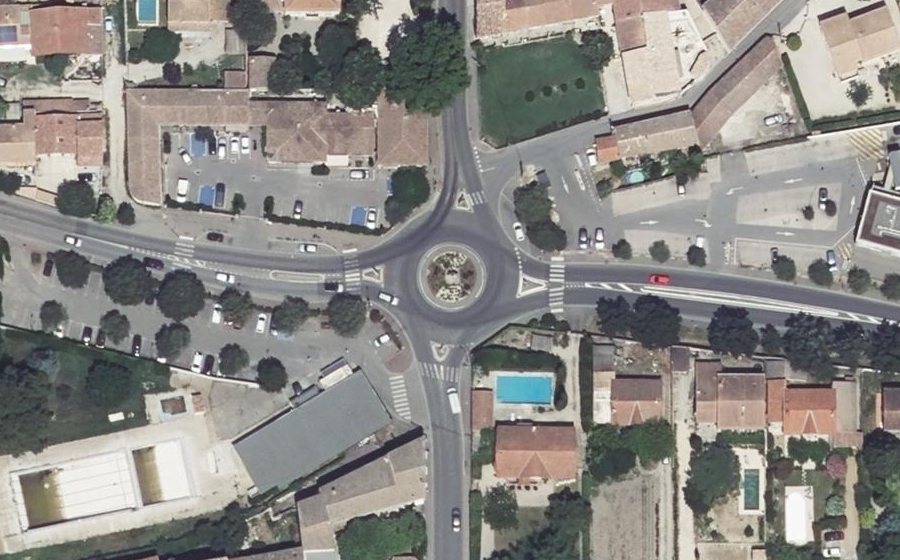 Vue aérienne du Rond-point anonyme n°153877707