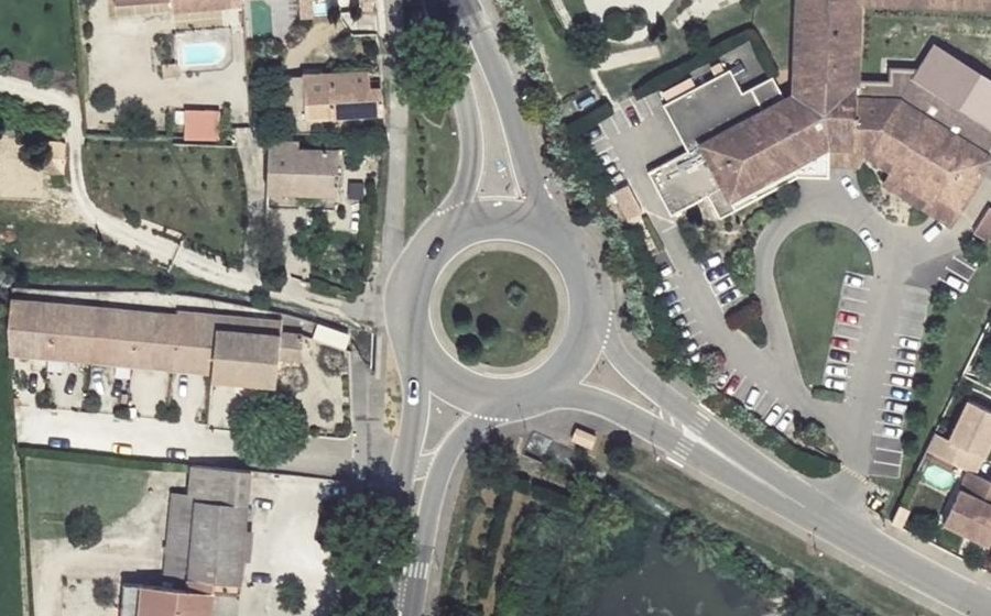 Vue aérienne du Rond-point anonyme n°153877710