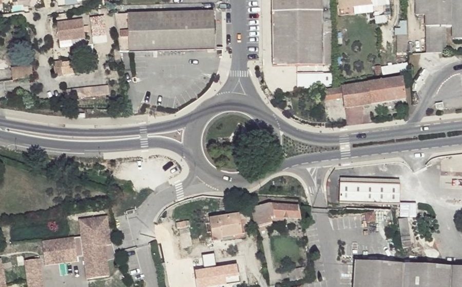 Vue aérienne du Rond-point anonyme n°153877715
