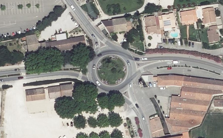 Vue aérienne du Rond-point anonyme n°153877717
