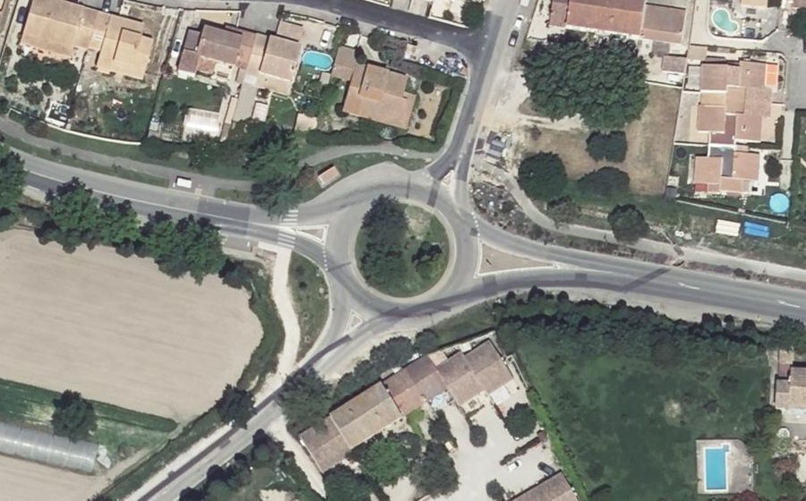 Vue aérienne du Rond-point anonyme n°153877729