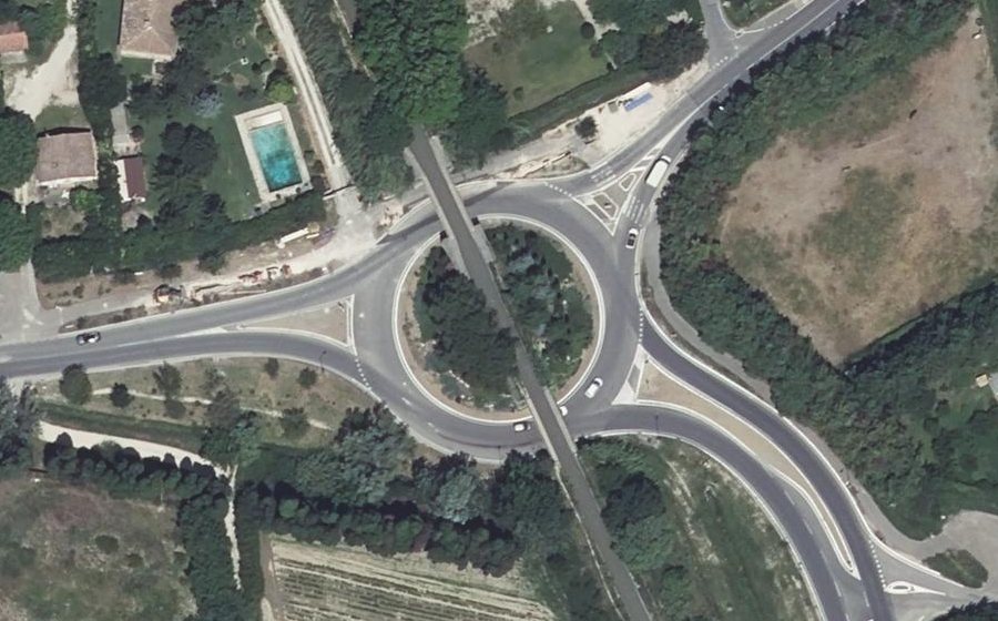 Vue aérienne du Rond-point anonyme n°153877730