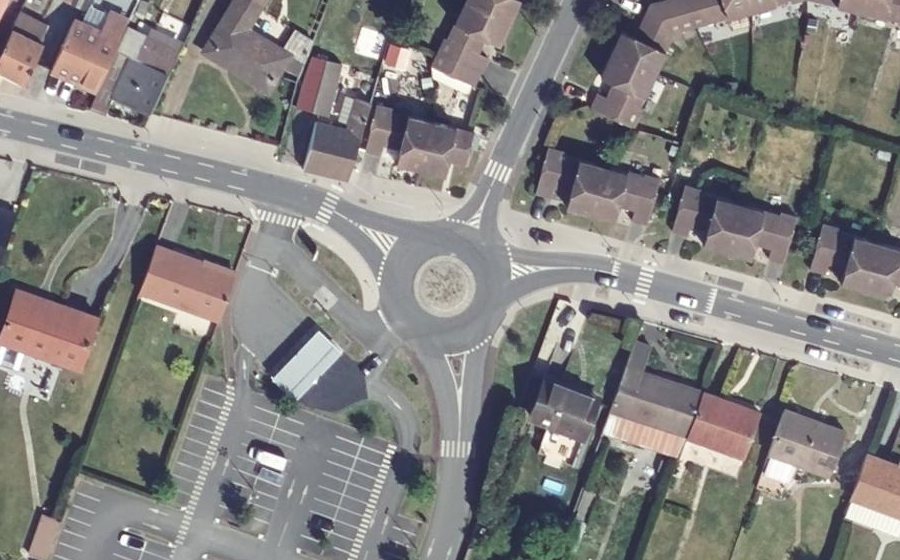 Vue aérienne du Rond-point anonyme n°153878969