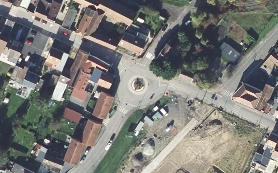 Vue aérienne du Rond-point anonyme n°153878990
