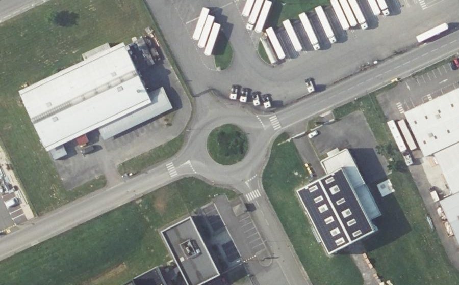 Vue aérienne du Rond-point anonyme n°153879403