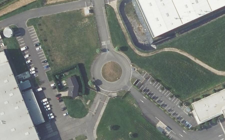 Vue aérienne du Rond-point anonyme n°153879405