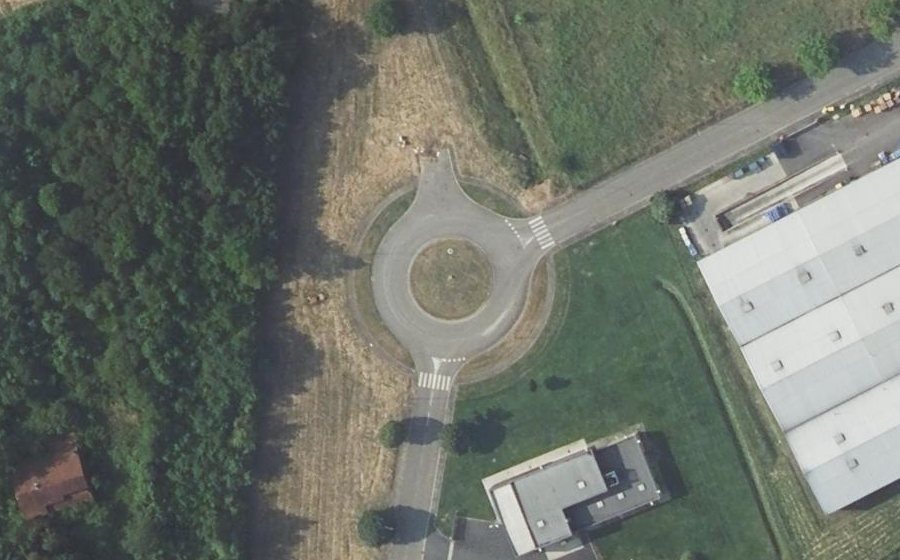 Vue aérienne du Rond-point anonyme n°153879407