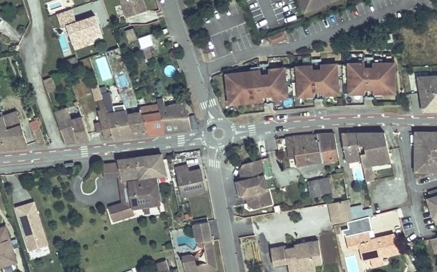 Vue aérienne du Rond-point anonyme n°153889417