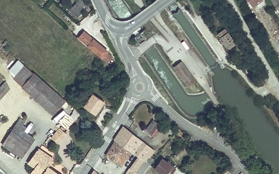 Vue aérienne du Rond-point anonyme n°153889418