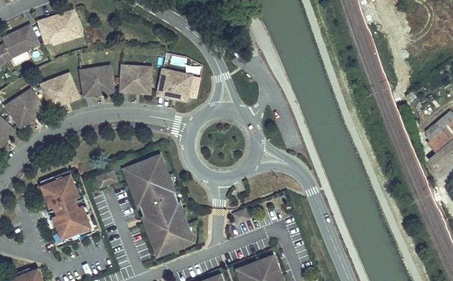 Vue aérienne du Rond-point anonyme n°153889436