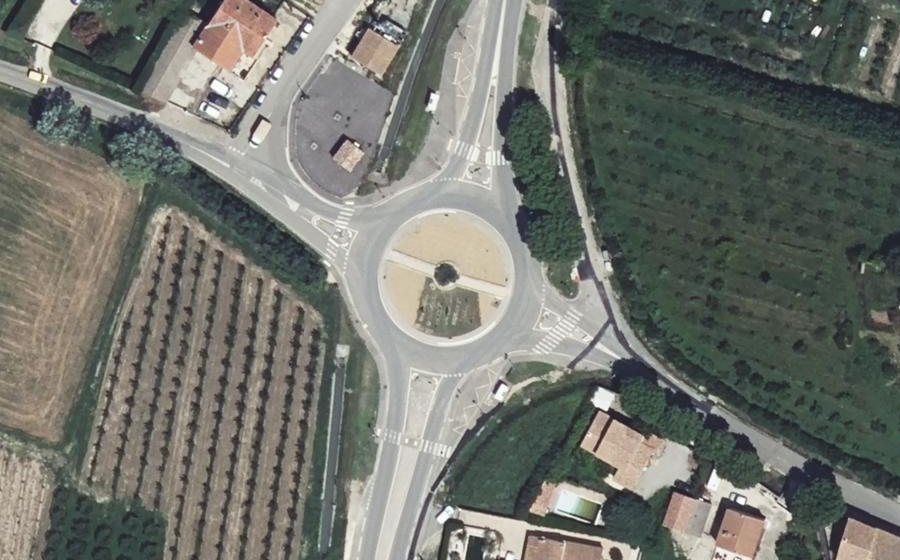 Vue aérienne du Rond-point anonyme n°153913959