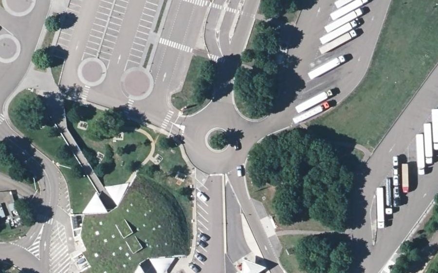Vue aérienne du Rond-point anonyme n°153943561