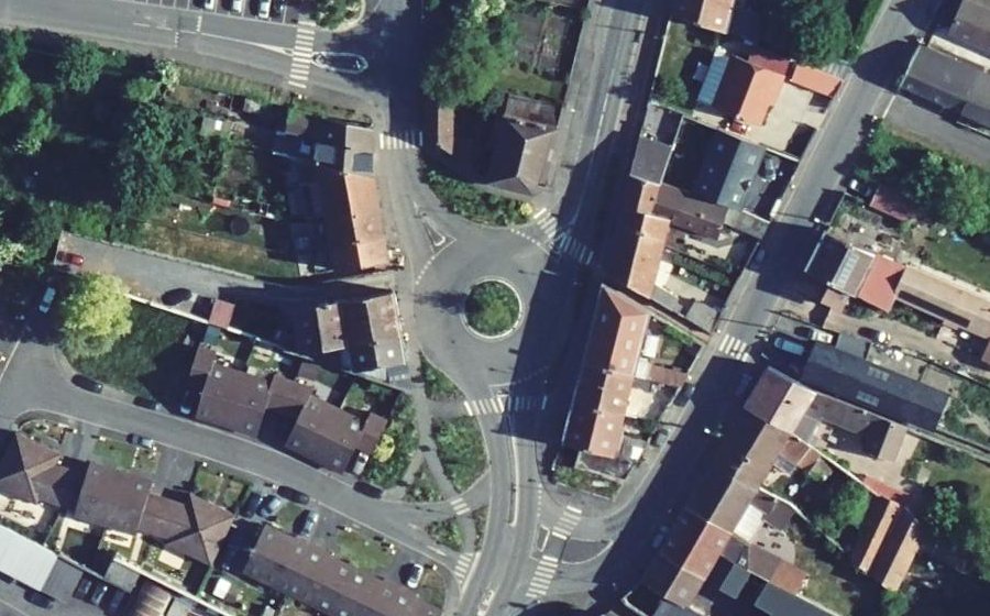 Vue aérienne du Rond-point anonyme n°153945683