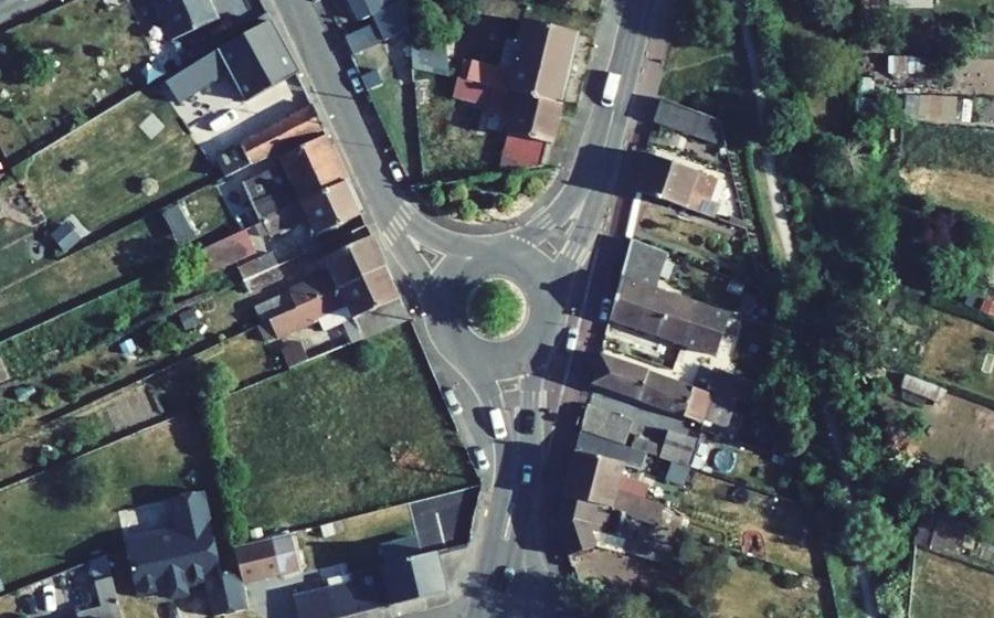 Vue aérienne du Rond-point anonyme n°153945700