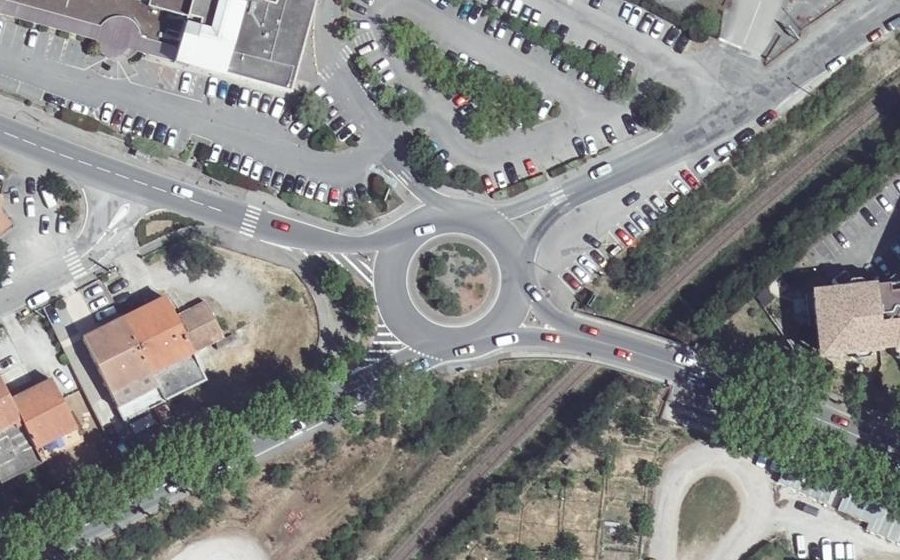 Vue aérienne du Rond-point anonyme n°153950276