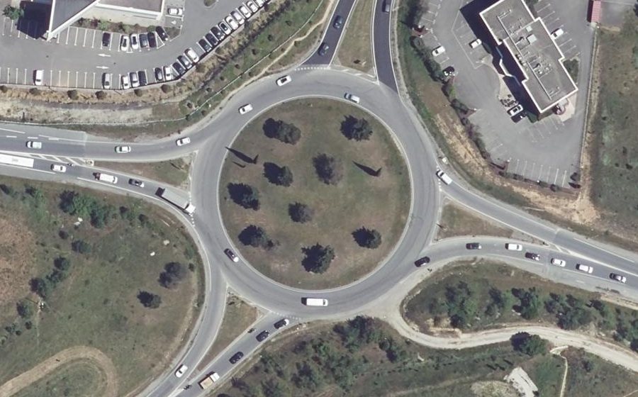 Vue aérienne du Rond-point anonyme n°153950278