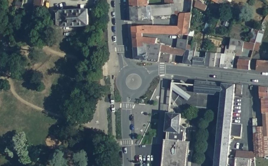 Vue aérienne du Rond-point anonyme n°153957207