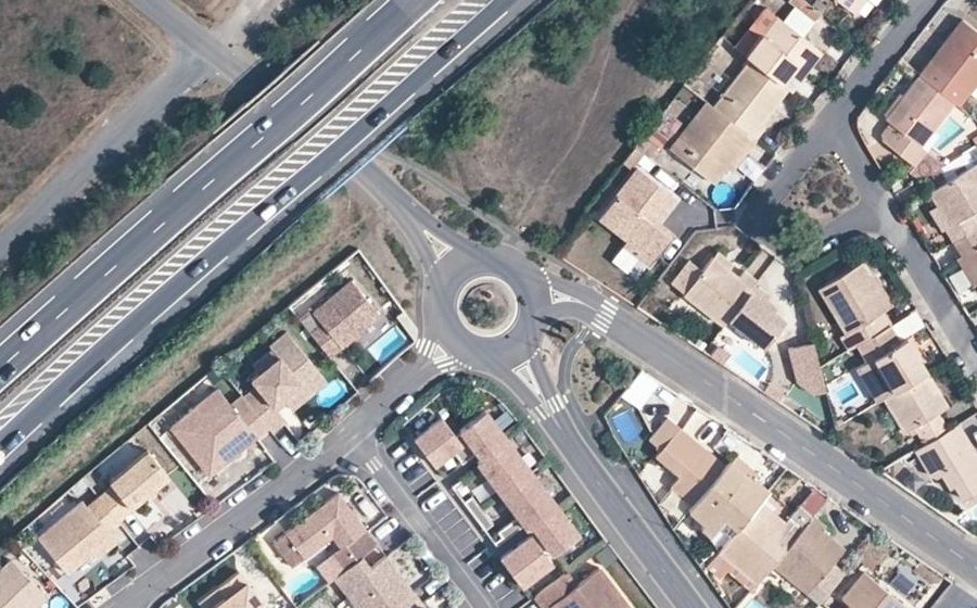 Vue aérienne du Rond-point anonyme n°153962878