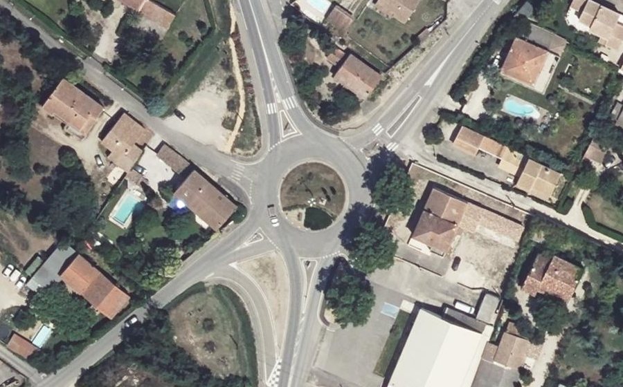 Vue aérienne du Rond-point anonyme n°153967662
