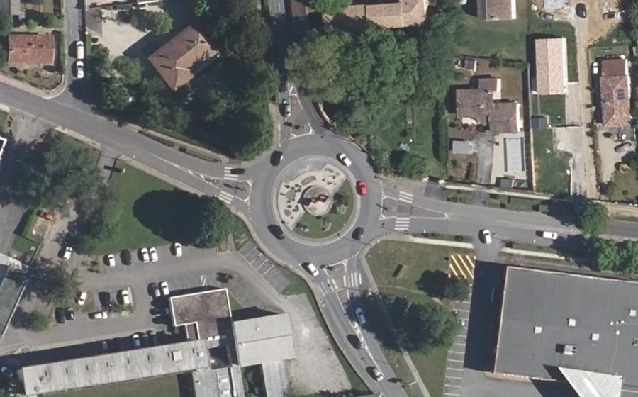 Vue aérienne du Rond-point anonyme n°153977590
